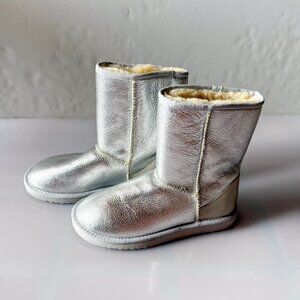 NWOT UGG Classic Short Metallic Silver Shearling Boots Womens 6